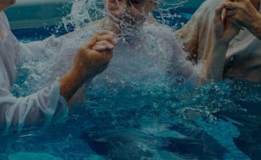 le baptême par immersion avec l'eglise evangelique paris espoir et vie