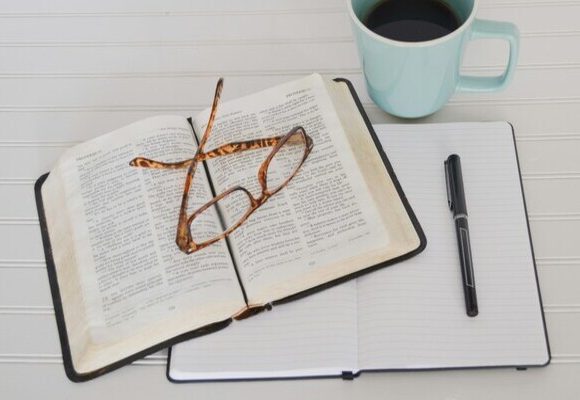 La Bible n’est pas un roman : découvre comment transformer ta lecture en révélation personnelle